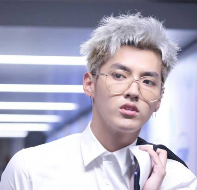 哪位明星戴眼镜最好看：这位略显尴尬！