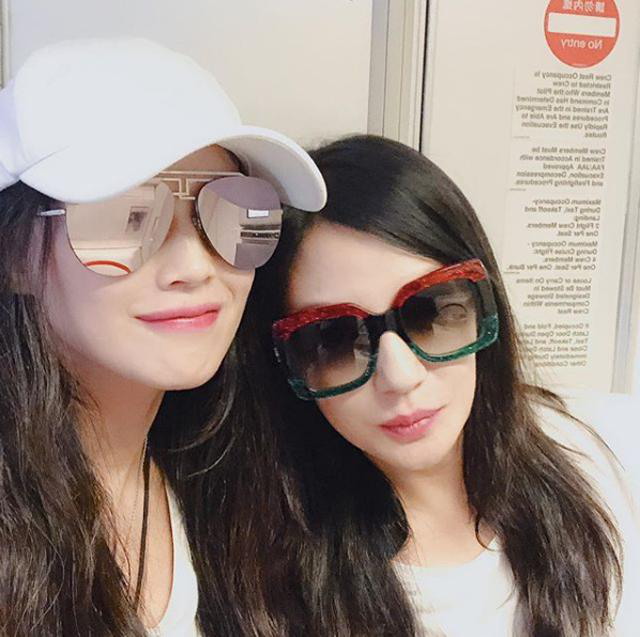 舒淇赵薇晒合照，太阳眼镜竟成为讨论话题！