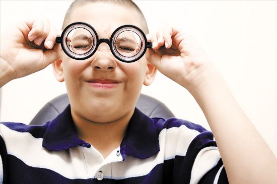 保护眼睛视力，框架比隐形眼镜更科学！