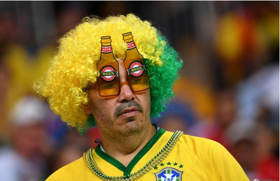 奇特造型眼镜亮相世界杯现场，镜匠人提醒切勿长期使用！