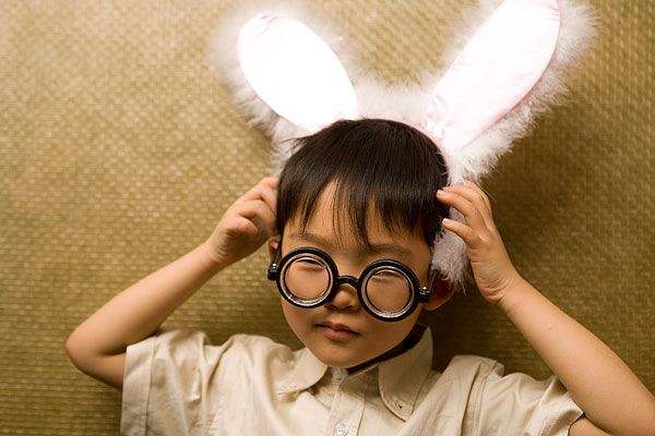 孩童戴上“成人版”眼镜，上海首个标准防止乱配镜的现象。