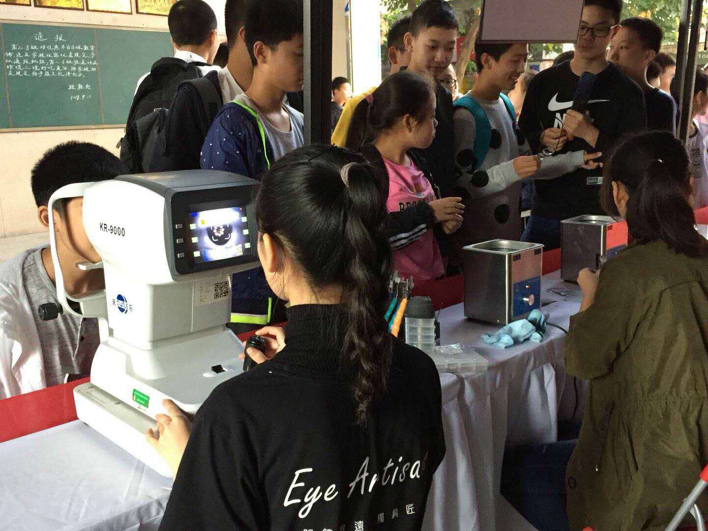 护眼公益行扎根校园，镜匠人心系青少年视力保护！