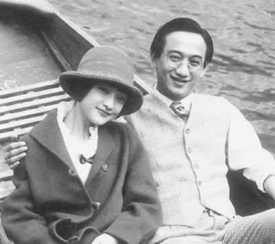 年少就开始戴眼镜的徐志摩，果然是一枚十足的学霸！