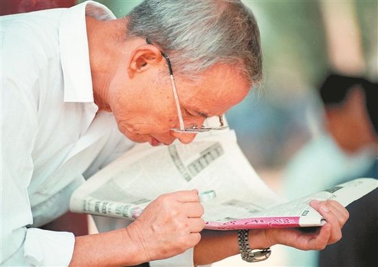 老花眼镜路边摊10元一副，能戴吗？