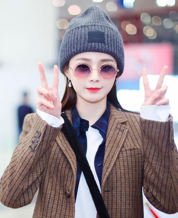 沈梦辰“黑眼圈眼镜”机场秀，遮瑕效果一百分。