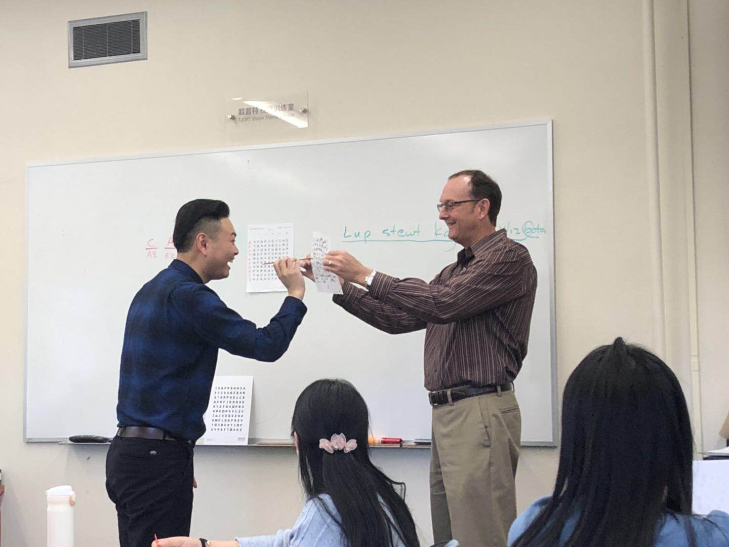 镜匠人眼镜品牌：扫视追随训练—青少年的“最佳护眼宝典”！