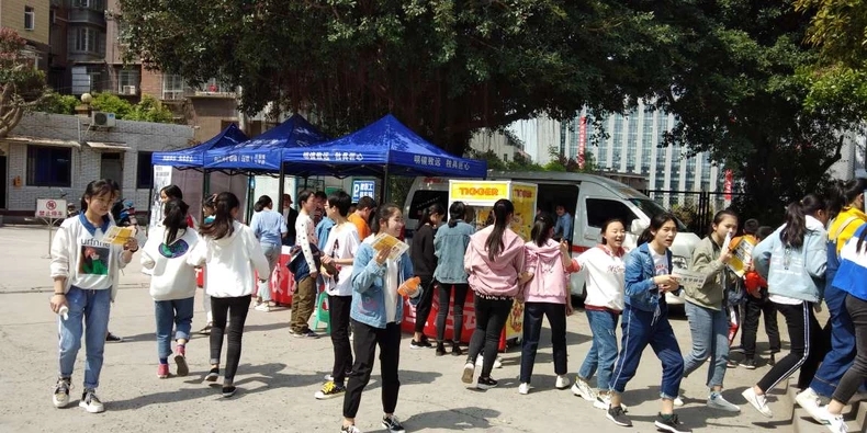 健康校园行视力普查活动全力进行中