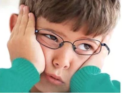 配眼镜到镜匠人： 少年多近视，需防范于未然。