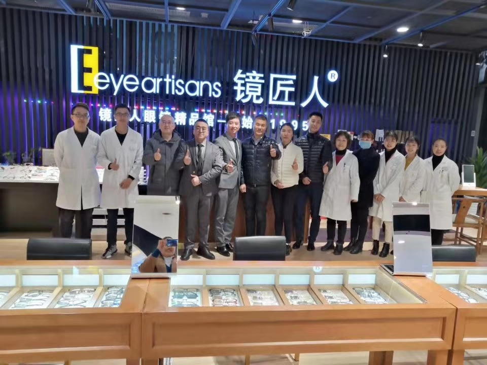 明月镜片董事长谢公晚先生，莅临镜匠人眼镜给予指导！