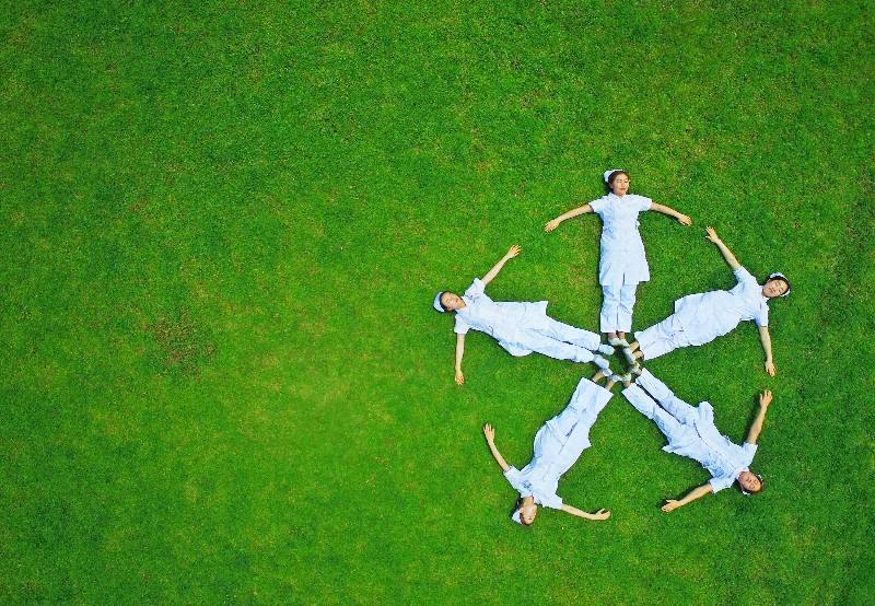 白衣天使披荆斩棘