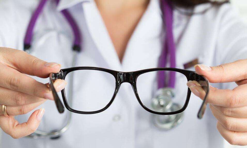 眼镜也会过期！对孩子危害可不小！