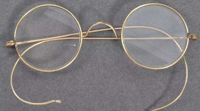 甘地戴过的眼镜在英国以26万英镑拍卖成交