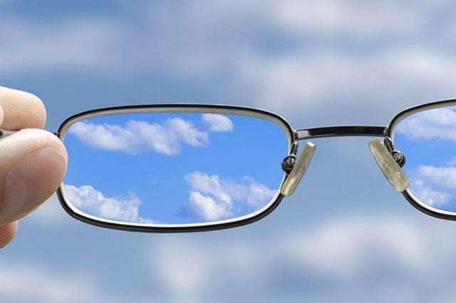 眼镜保养：摘眼镜时最好用双手