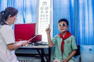 只照射10秒，男孩双眼视力降到0.1，别再这样跟孩子玩了！