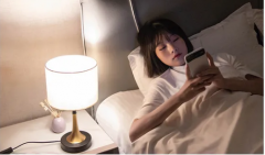 <b>关灯后如何正确玩手机？</b>